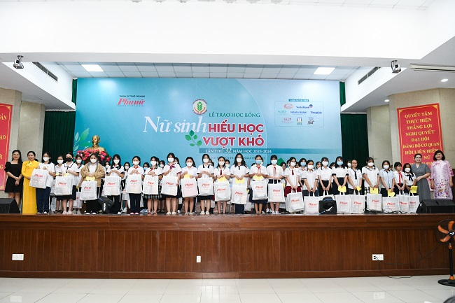 Him Lam Land chung tay ủng hộ Quỹ học bổng “Nữ sinh hiếu học vượt khó”