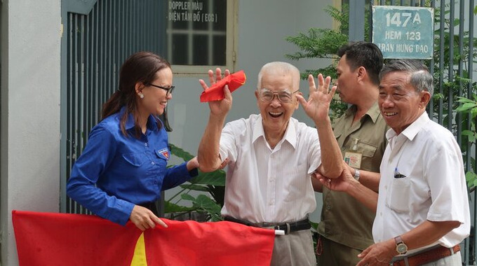 Đoàn thanh niên Cần Thơ tặng cờ tổ quốc cho người dân