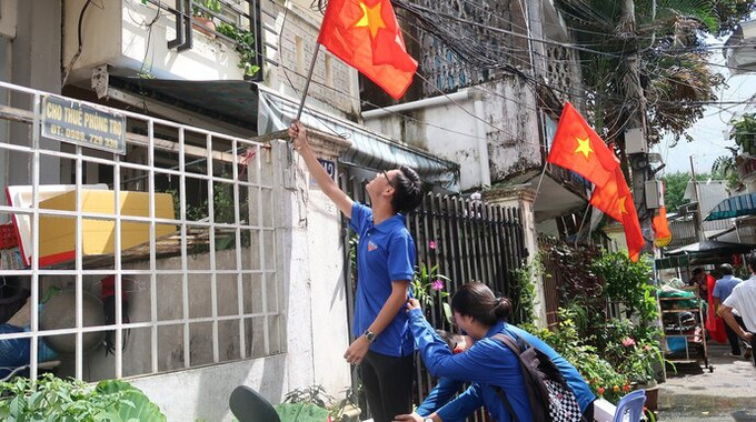 Đoàn thanh niên Cần Thơ tặng cờ tổ quốc cho người dân