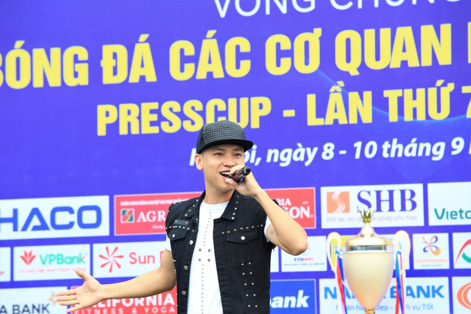 Ca sĩ Duy Khoa “cháy hết mình” tại khai mạc VCK Press Cup 2023