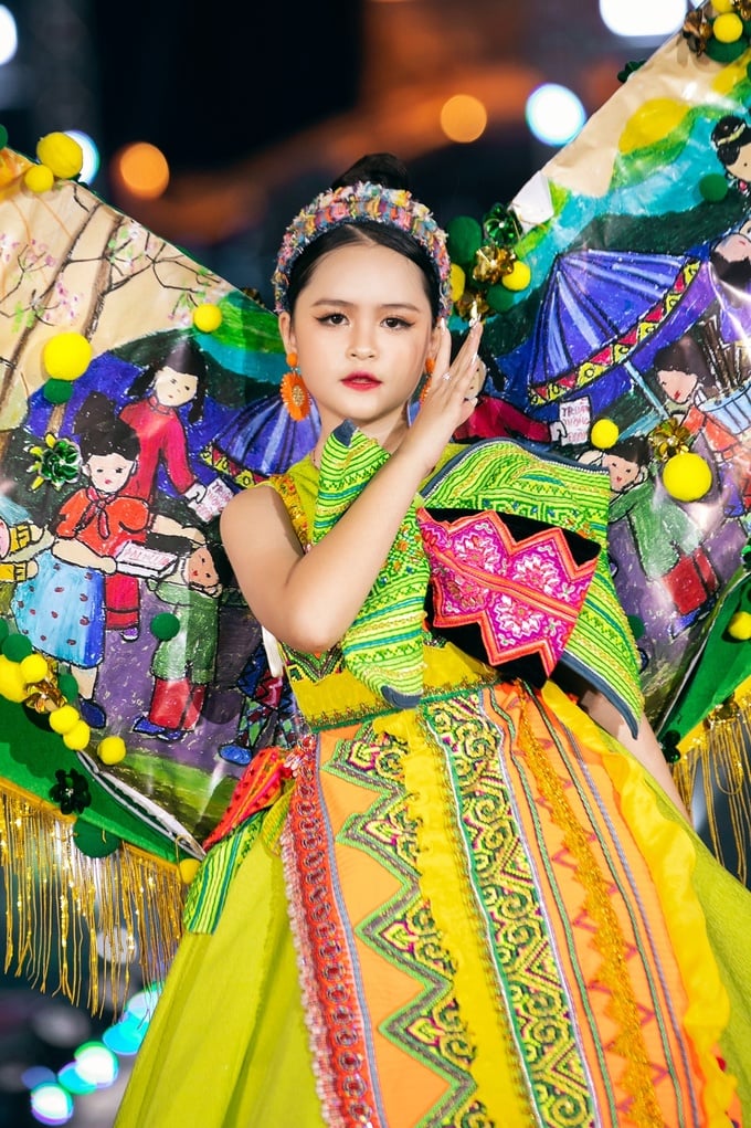 Miss Baby Việt Nam 2021 Gia Hân chia sẻ ước mơ với trẻ vùng cao bằng thời trang thổ cẩm