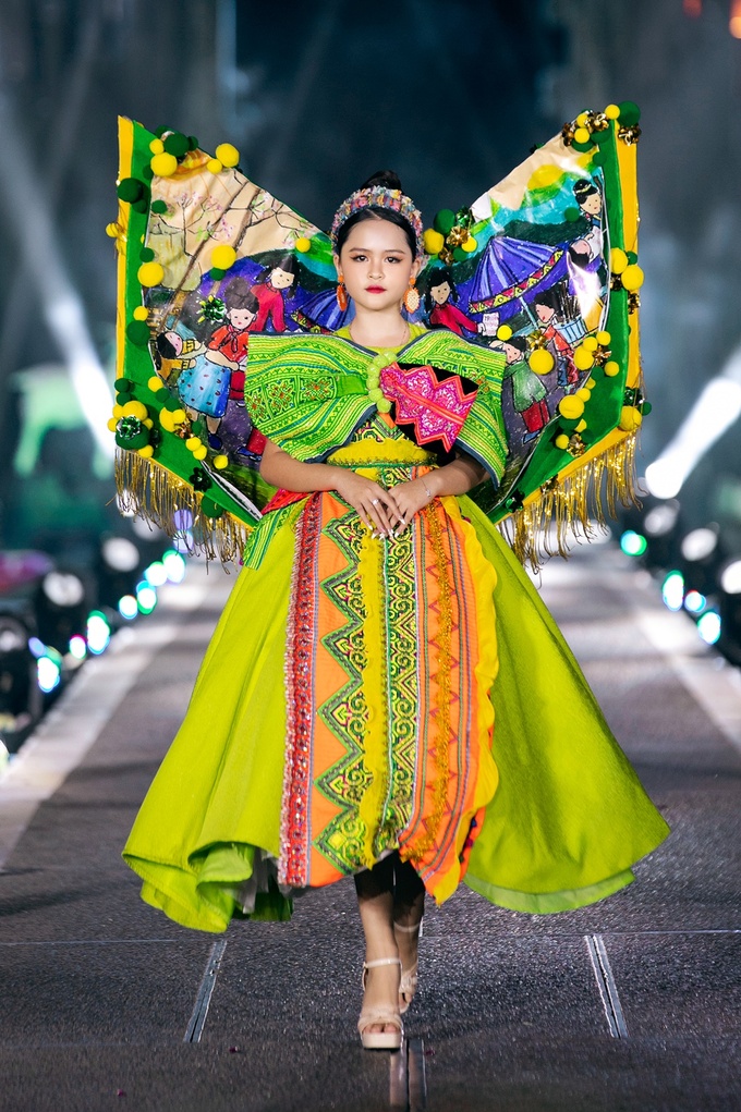 Miss Baby Việt Nam 2021 Gia Hân chia sẻ ước mơ với trẻ vùng cao bằng thời trang thổ cẩm