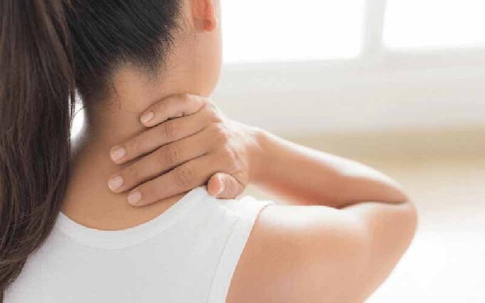 Tác hại khôn lường của việc bẻ cổ khi đau mỏi