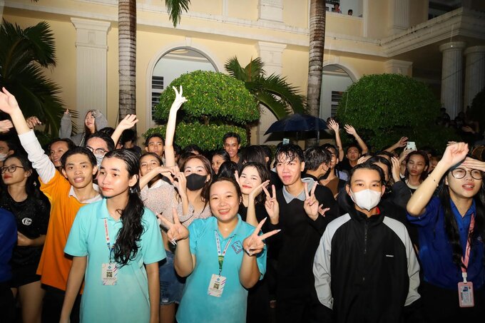 Sao Việt đội mưa “quẩy” hết mình trong ngày chào đón sinh viên Cần Thơ