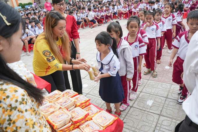 Tập đoàn Tân Hiệp Phát trao tặng 30.000 phần quà trung thu cho các em thiếu nhi