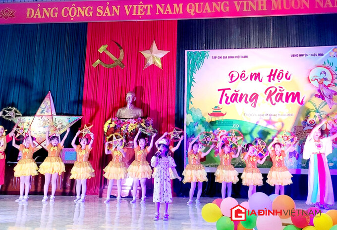 Gia đình Việt Nam đem Trung thu đầu tiên đến làng vạn chài