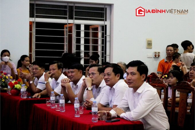 Gia đình Việt Nam đem Trung thu đầu tiên đến làng vạn chài