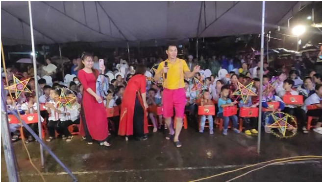 Trung Thu của sao Việt: Lý Nhã Kỳ đoàn viên bên gia đình, Việt Hương tặng quà cho 600 học sinh khó k