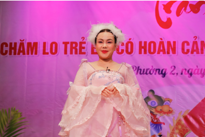 Trung Thu của sao Việt: Lý Nhã Kỳ đoàn viên bên gia đình, Việt Hương tặng quà cho 600 học sinh khó k