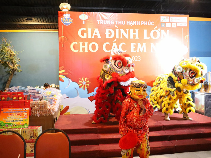 100 trẻ em nghèo Cần Thơ vui Trung thu trong chương trình “Gia đình lớn cho các em nhỏ”