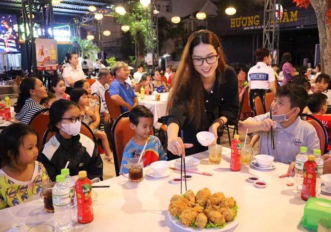 100 trẻ em nghèo Cần Thơ vui Trung thu trong chương trình “Gia đình lớn cho các em nhỏ”