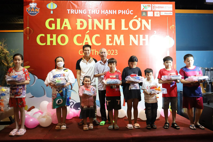 100 trẻ em nghèo Cần Thơ vui Trung thu trong chương trình “Gia đình lớn cho các em nhỏ”