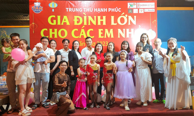 100 trẻ em nghèo Cần Thơ vui Trung thu trong chương trình “Gia đình lớn cho các em nhỏ”