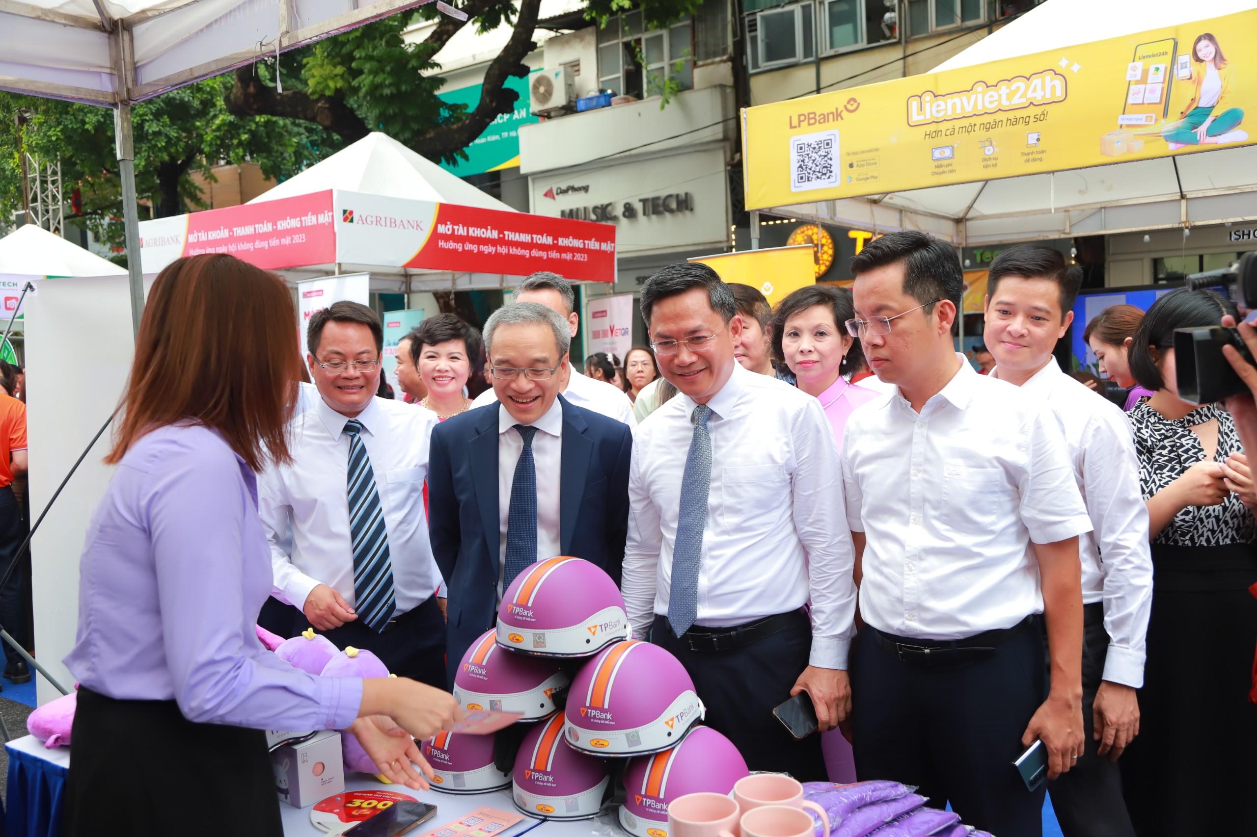 Phát động thanh toán không dùng tiền mặt tại quận Hoàn Kiếm