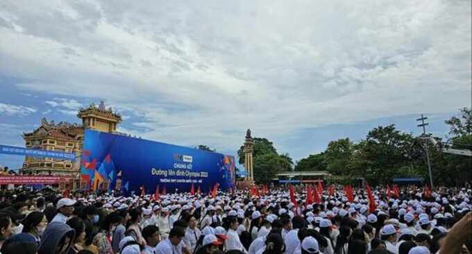 Hàng nghìn người “tiếp lửa nhà leo núi” tại điểm cầu Thừa Thiên Huế