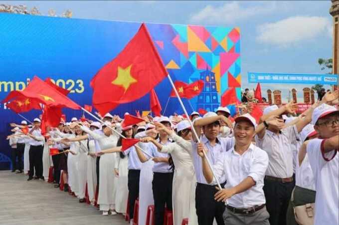 Hàng nghìn người “tiếp lửa nhà leo núi” tại điểm cầu Thừa Thiên Huế