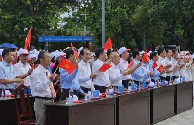 Hàng nghìn người “tiếp lửa nhà leo núi” tại điểm cầu Thừa Thiên Huế