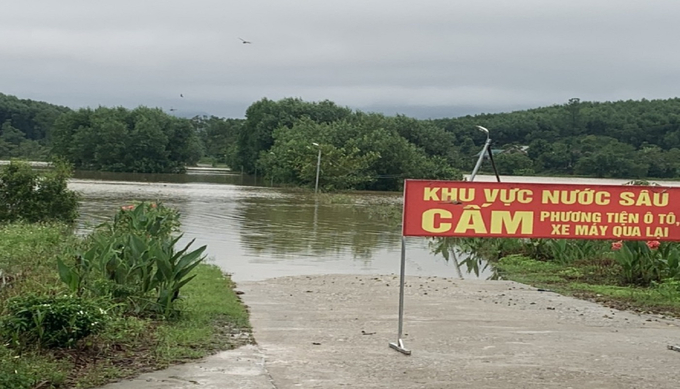 Ngập sâu hàng mét, nhiều khu vực ở Thừa Thiên Huế bị cô lập, mất điện nhiều giờ