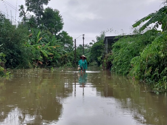 Ngập sâu hàng mét, nhiều khu vực ở Thừa Thiên Huế bị cô lập, mất điện nhiều giờ