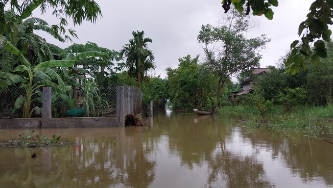 Ngập sâu hàng mét, nhiều khu vực ở Thừa Thiên Huế bị cô lập, mất điện nhiều giờ