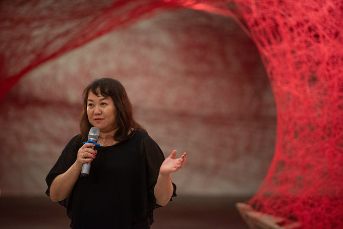 Thưởng ngoạn triển lãm sắp đặt quy mô khổng lồ 2000m2 của nữ nghệ sĩ Chiharu Shiota