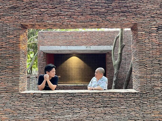 Khám phá kiến trúc xây từ 5 triệu viên ngói cổ của Vua hài đất Bắc Xuân Hinh
