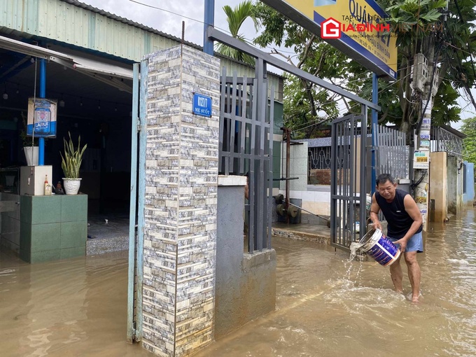 Bì bõm dọn nhà trong nước lũ