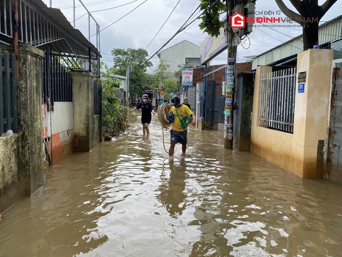 Bì bõm dọn nhà trong nước lũ