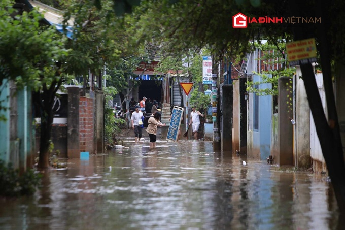 Bì bõm dọn nhà trong nước lũ