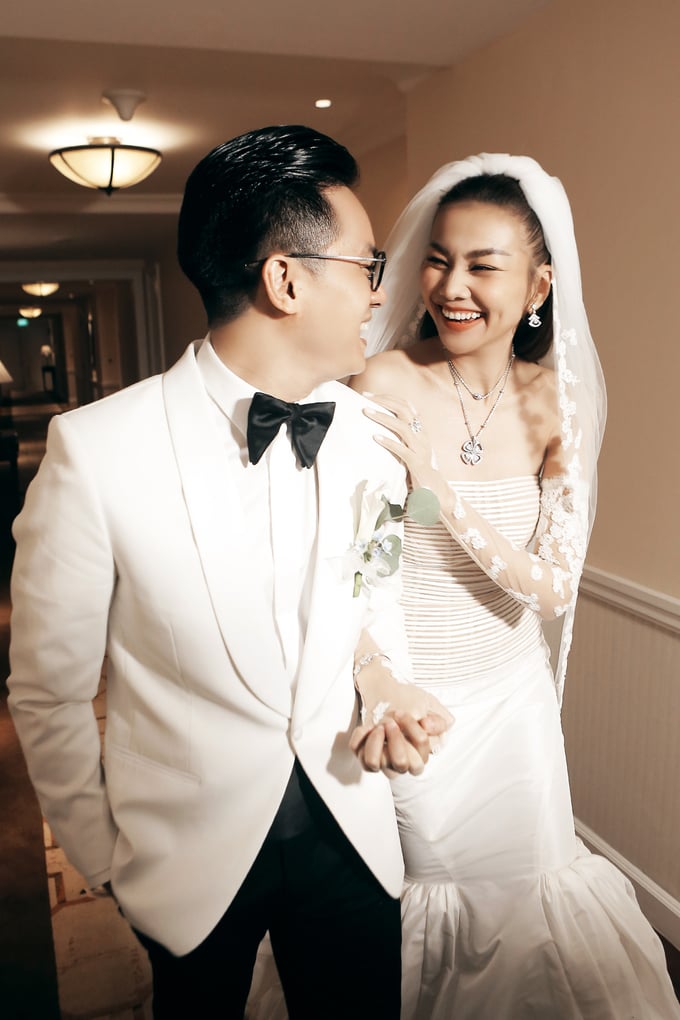 Trọn bộ ảnh cưới của Thanh Hằng và chồng nhạc trưởng, vừa nhìn biết ai là “nóc nhà”