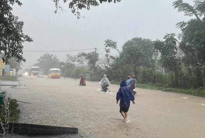 Hàng nghìn học sinh Hà Tĩnh nghỉ học do mưa lớn, sạt lở đất