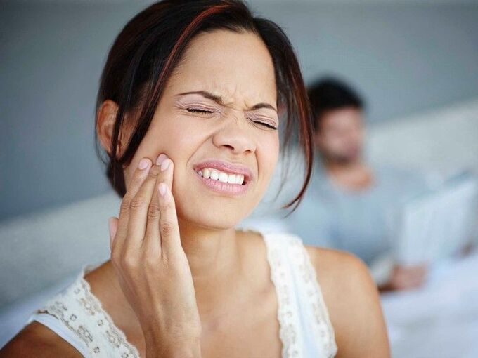 Vì sao viêm tủy răng thường gây đau nhức lúc nửa đêm?