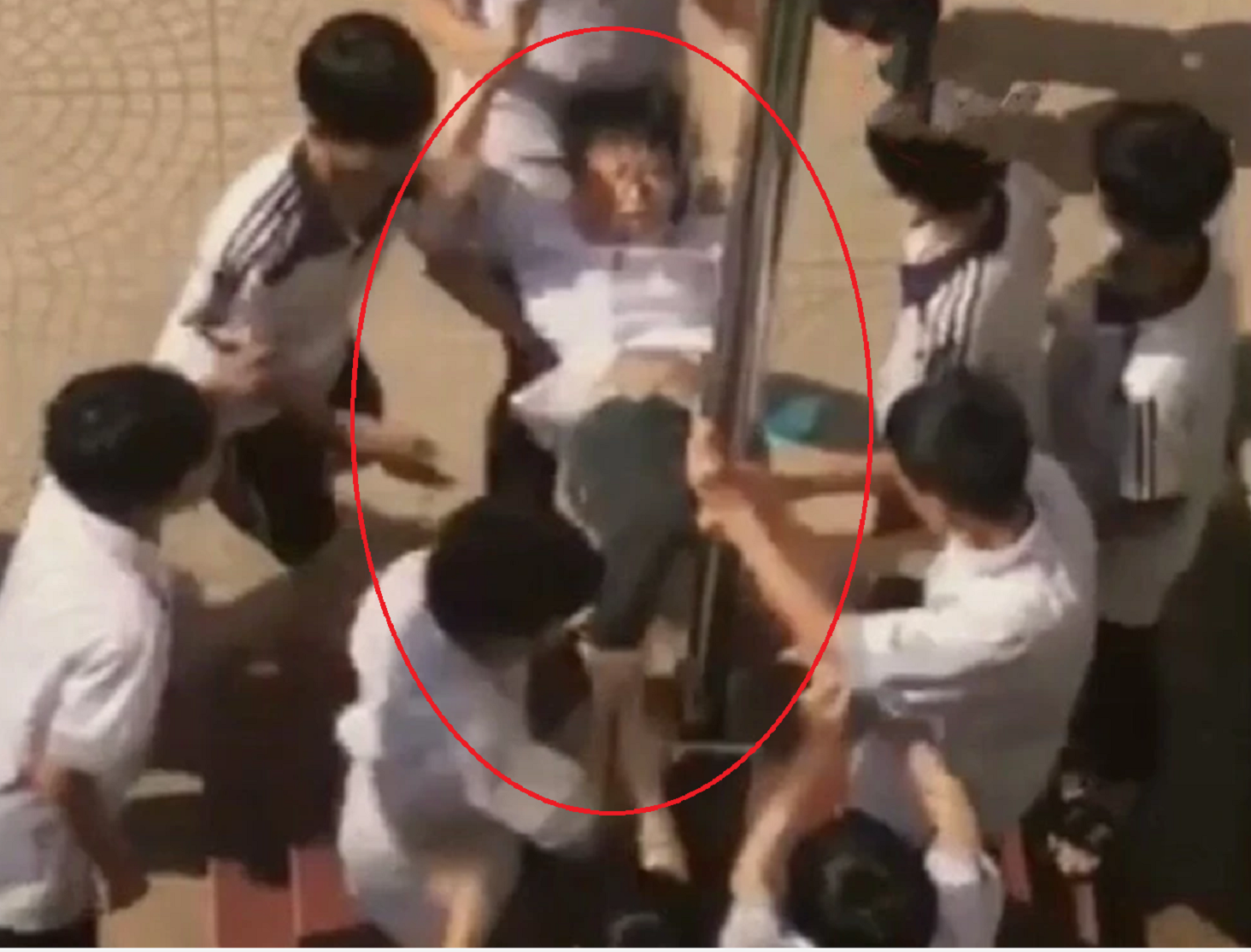 Sở GD&ĐT Hà Nội yêu cầu xác minh, xử lý nghiêm vụ nam sinh lớp 8 bị bạo hành