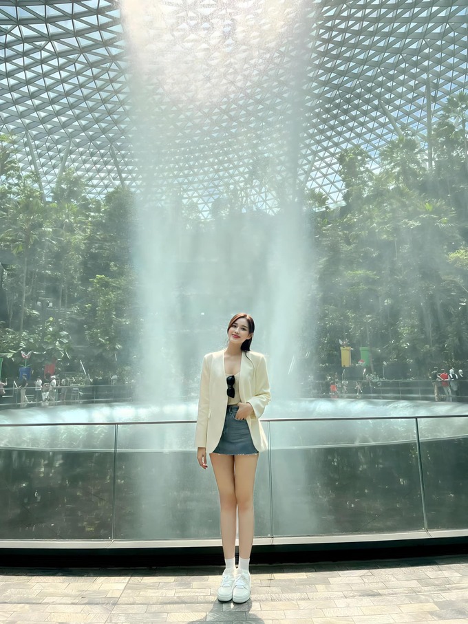Hoa hậu Đỗ Hà chuộng váy siêu ngắn, khoe chân dài 1,1m