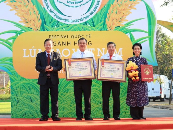 Hậu Giang xác lập 2 kỷ lục mới tại Festival Quốc tế ngành hàng Lúa gạo Việt Nam