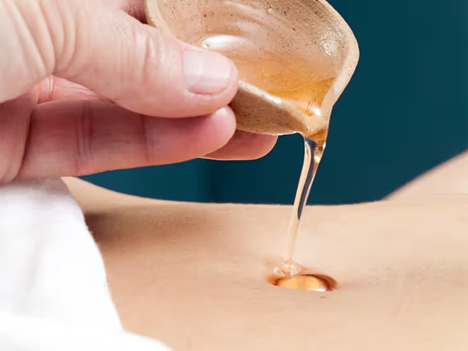 Bôi dầu vào rốn để giảm cân: Chiêu trò thiếu kiểm chứng của các TikToker