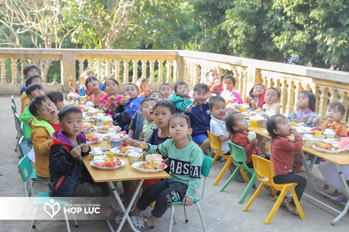 Mang pháo hoa và tiệc buffet đến với trẻ em vùng cao Mường Lát