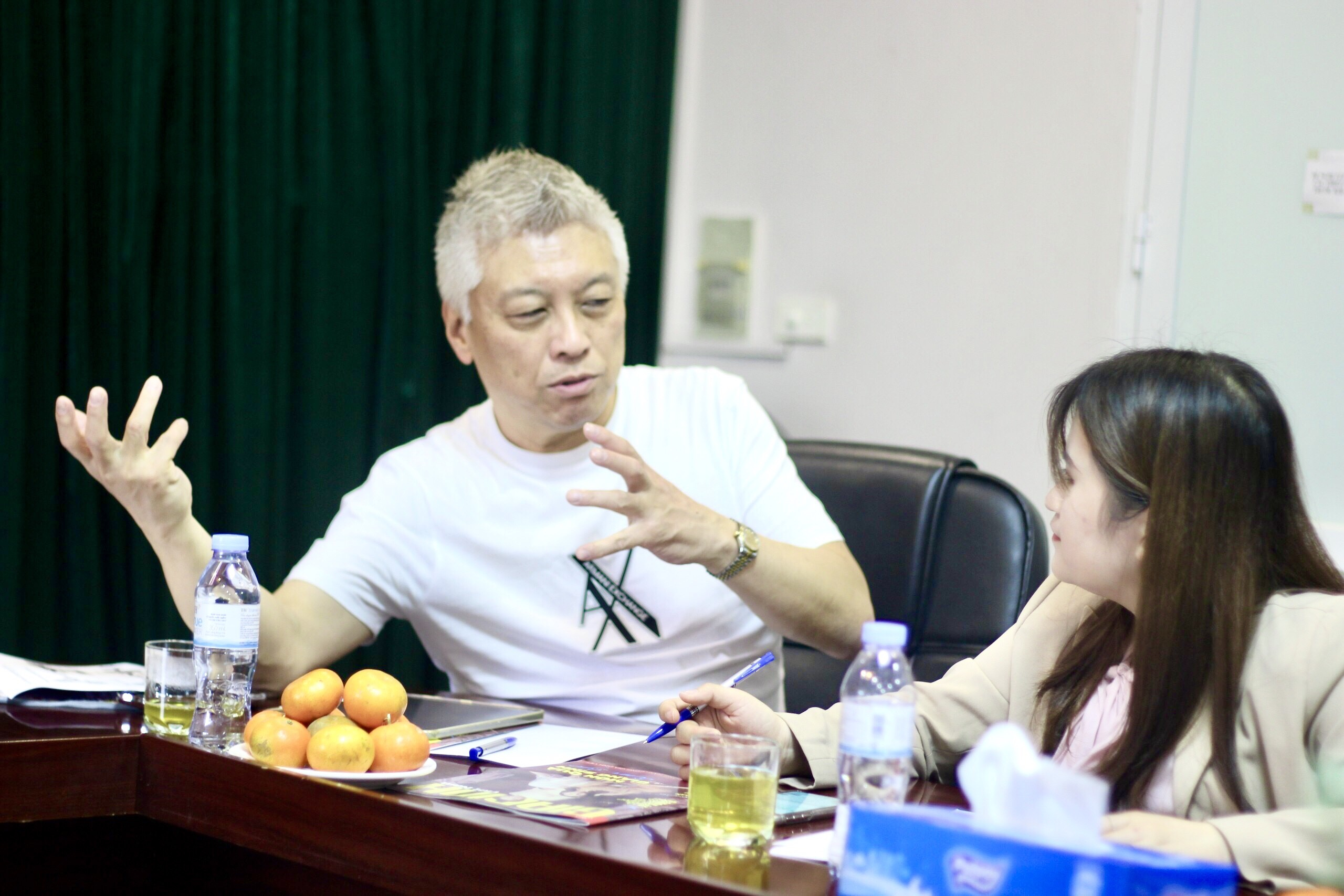 Gia đình Việt Nam làm việc với đối tác truyền thông Nhật Bản