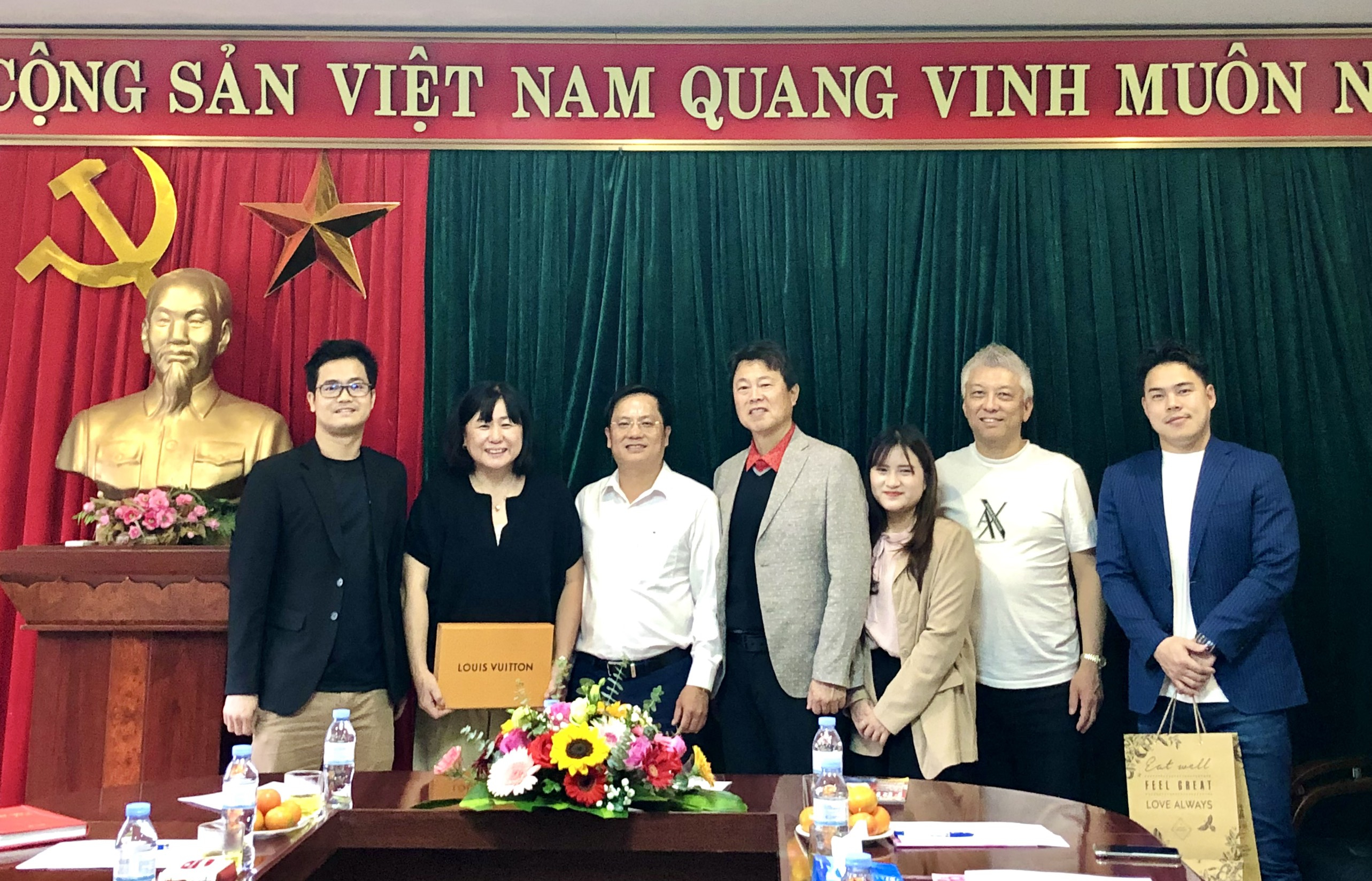 Gia đình Việt Nam làm việc với đối tác truyền thông Nhật Bản