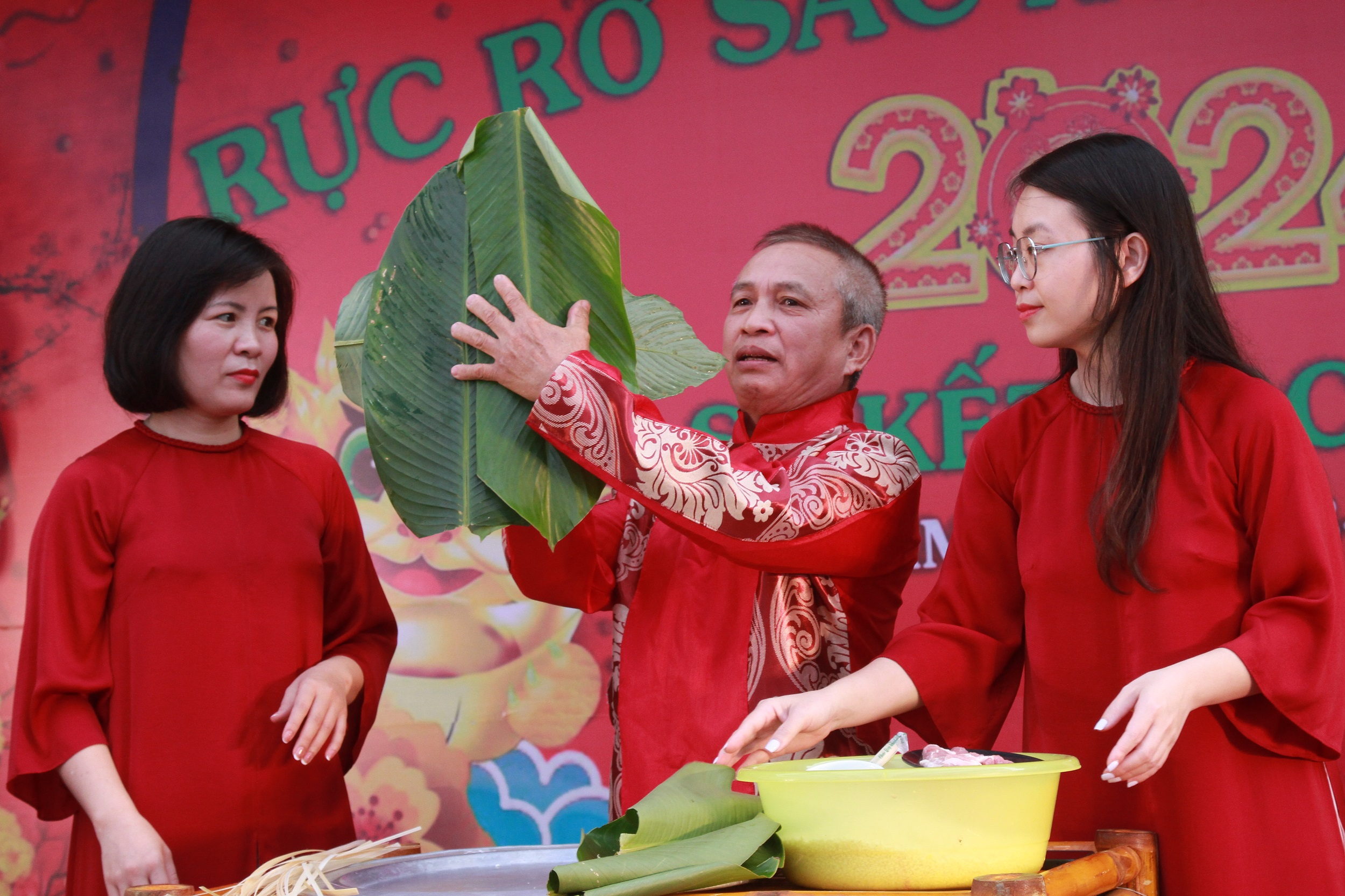 Giáo dục văn hoá truyền thống cho học sinh Thủ đô từ trải nghiệm gói bánh chưng ngày Tết