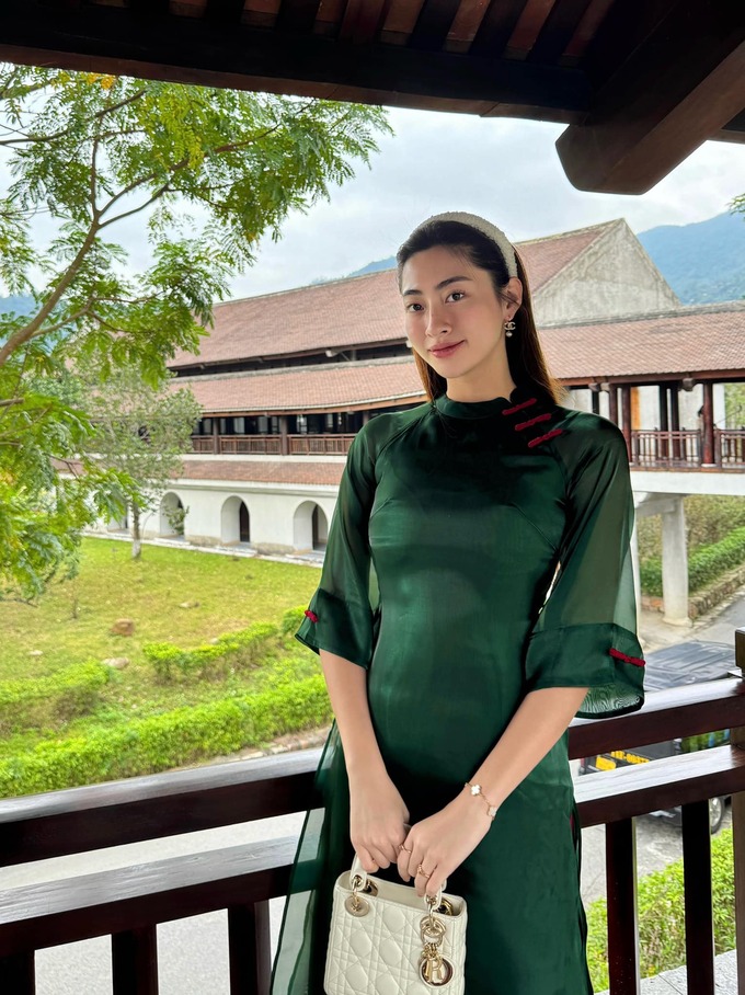 Nghệ sĩ Việt xúng xính áo dài đón Tết: Lý Nhã Kỳ ma mị, Tiểu Vy nền nã