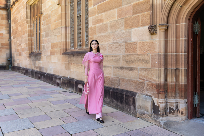Hoa hậu Ý Nhi diện áo dài truyền thống tại Úc trước thềm Tết Nguyên đán