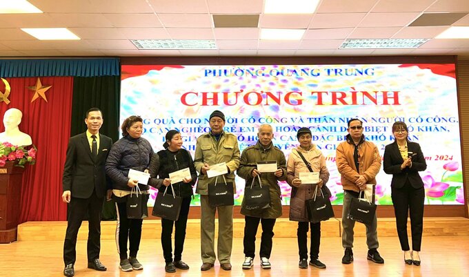 Tặng quà Tết cho hộ nghèo và học sinh có hoàn cảnh khó khăn tại Quảng Ninh