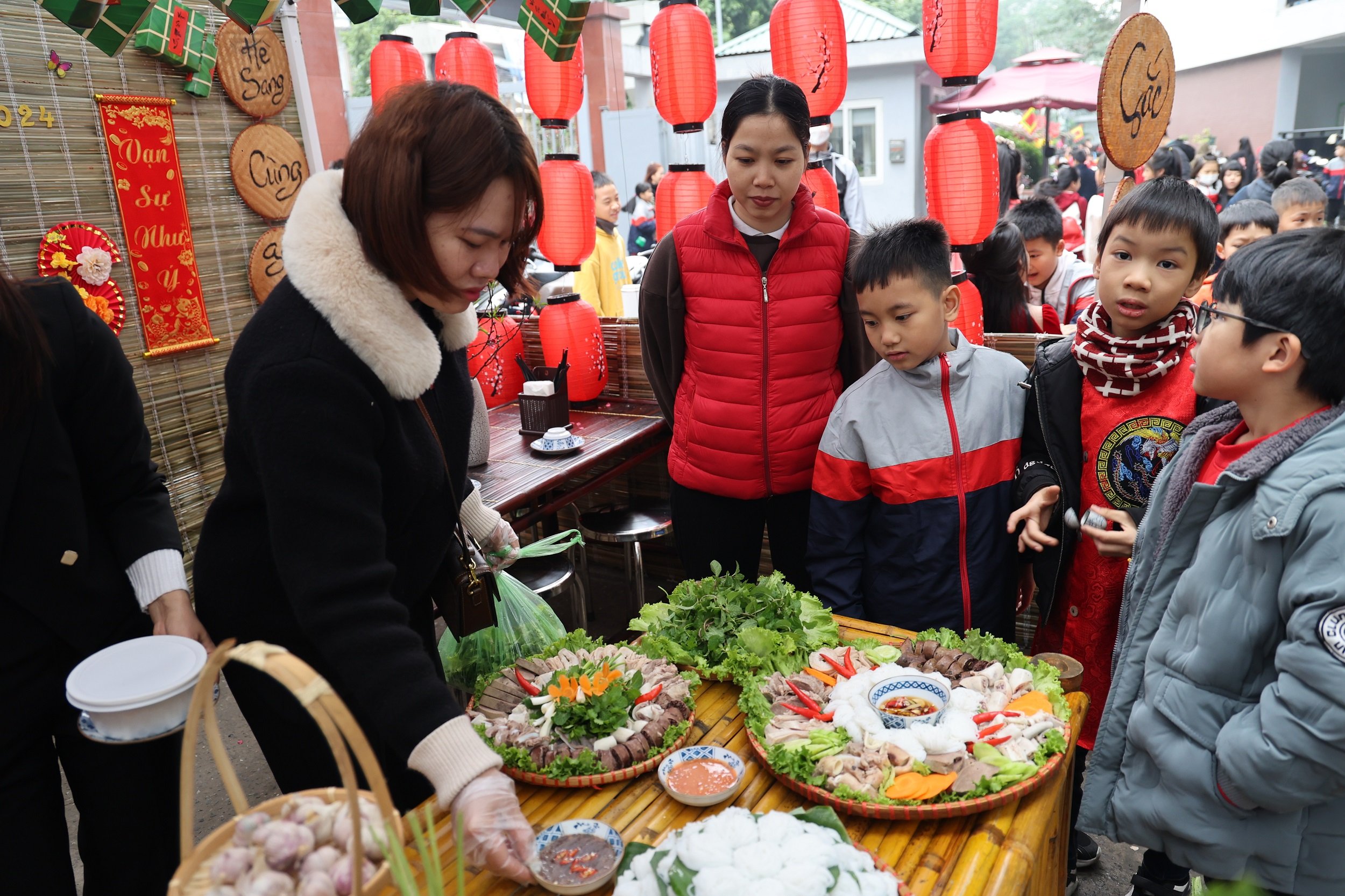 Gần 2.000 học sinh Hà Nội trải nghiệm làm 35 món bún đặc sản