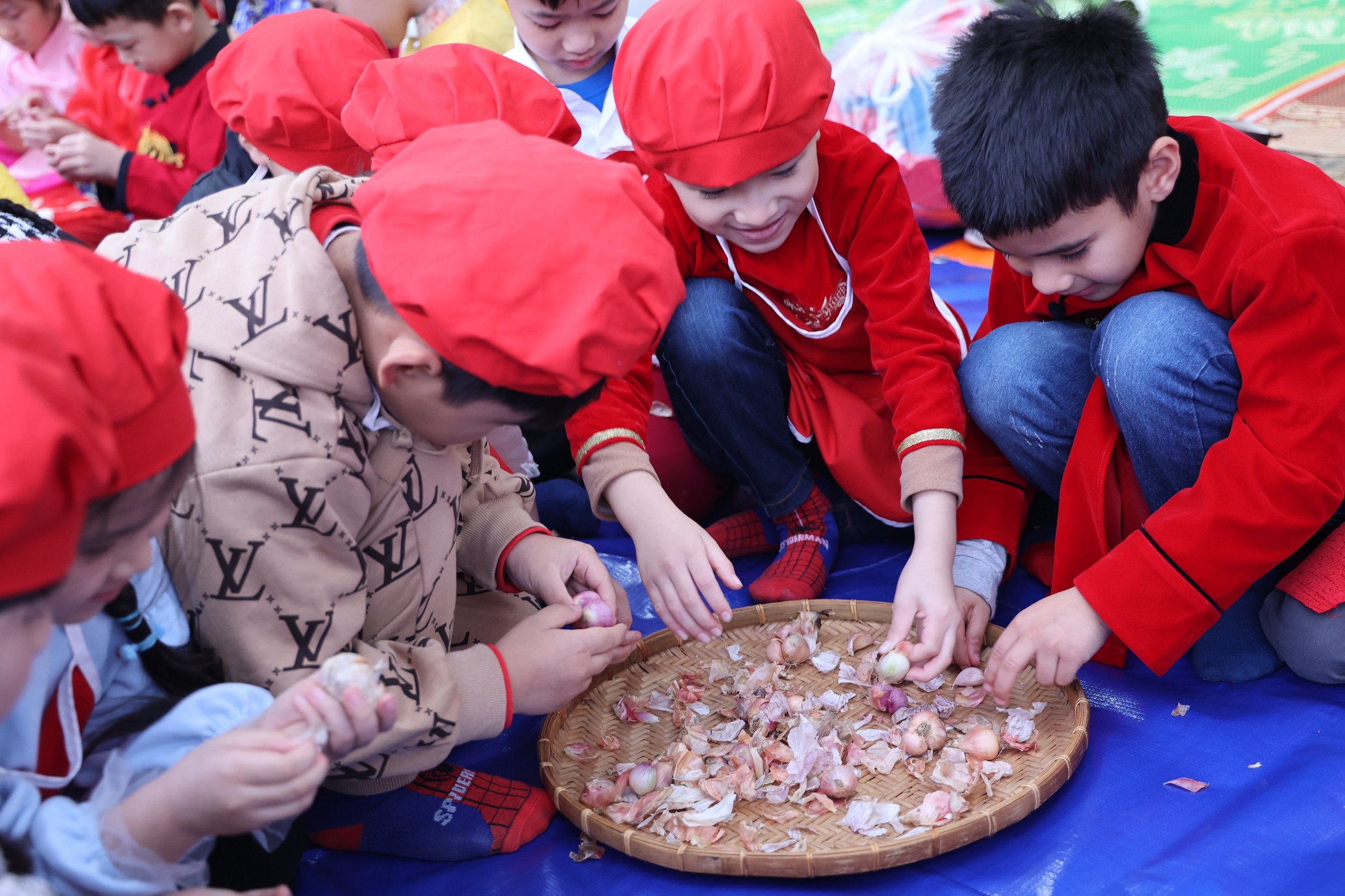 Gần 2.000 học sinh Hà Nội trải nghiệm làm 35 món bún đặc sản