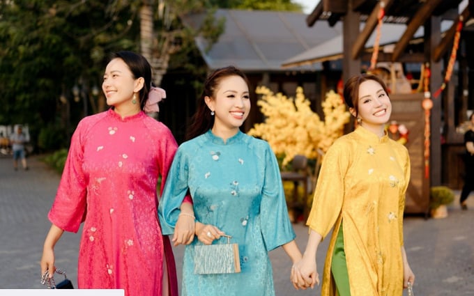 Nghệ sĩ Việt diện áo dài đón Tết: Đỗ Hà nền nã, nổi nhất là Thanh Hằng