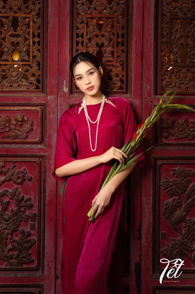 Học cách diện áo dài khai xuân rực rỡ ngày Tết của dàn Sao Việt