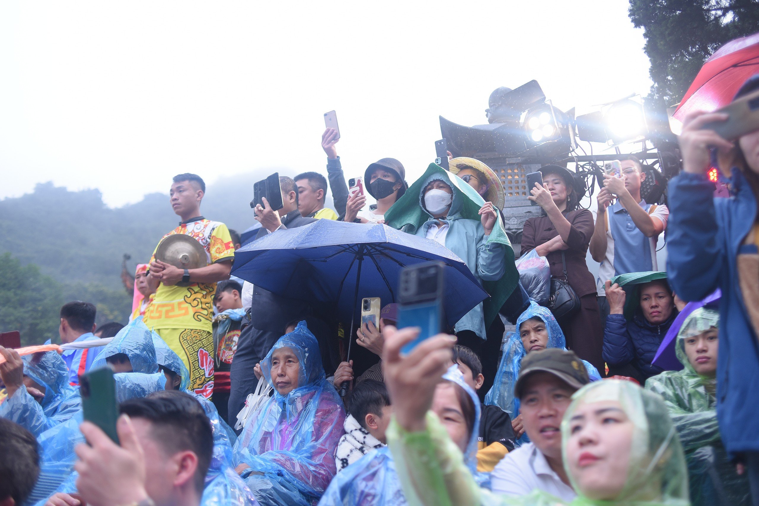 Hàng vạn du khách đội mưa dự khai hội Chùa Hương năm 2024