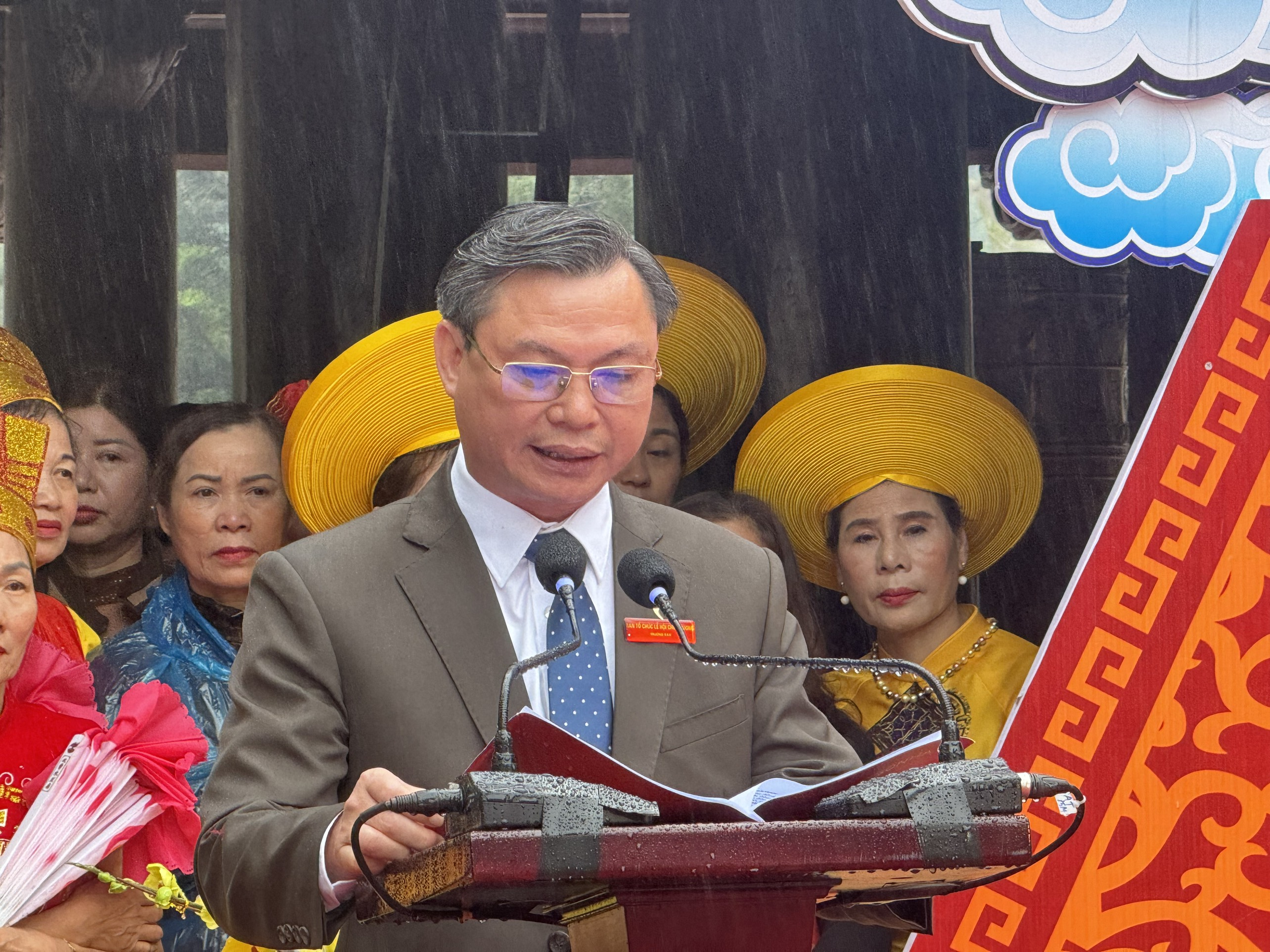 Hàng vạn du khách đội mưa dự khai hội Chùa Hương năm 2024