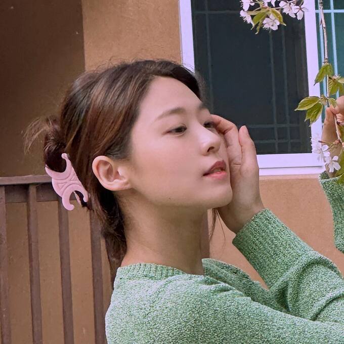 Tham khảo 5 cách buộc tóc xinh tươi của sao Hàn cho mùa xuân